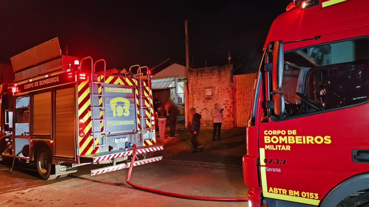 incendio-fogao-a-lenha-destroi-sobrado