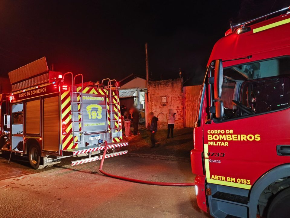 incendio-fogao-a-lenha-destroi-sobrado