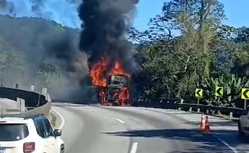 incendio-onibus-graciosa-serra-do-mar