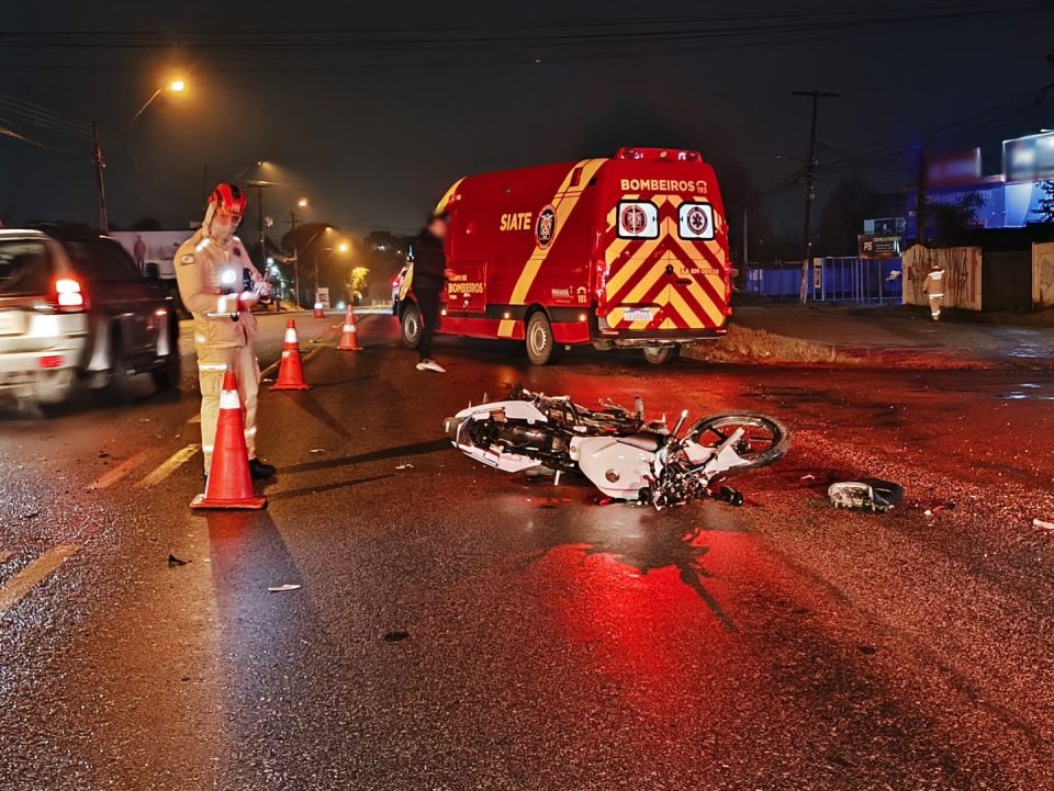 Motociclista tem capacete arrancado e bate o rosto no chão após batida contra carro na Rodovia da Uva