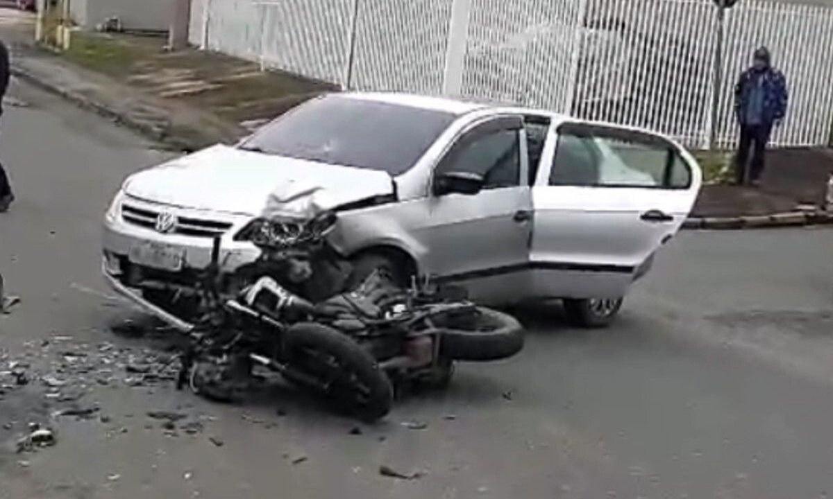 motociclista-ferida-acidente-carro-colombo