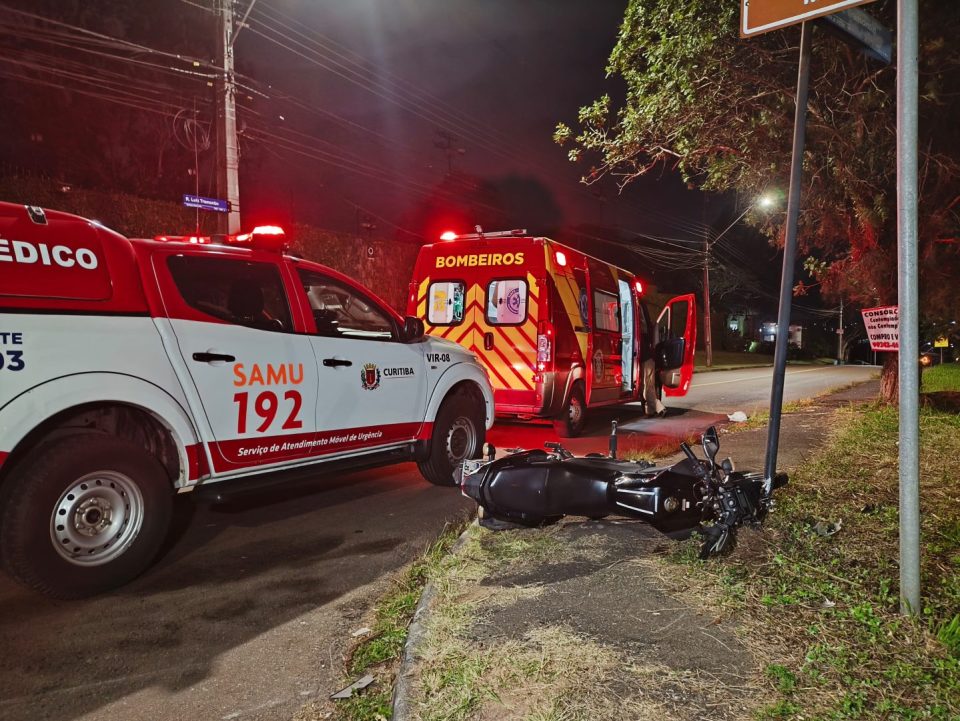 Motorista avança preferencial, atinge moto e foge após lançar jovens contra poste em Curitiba; estado é grave