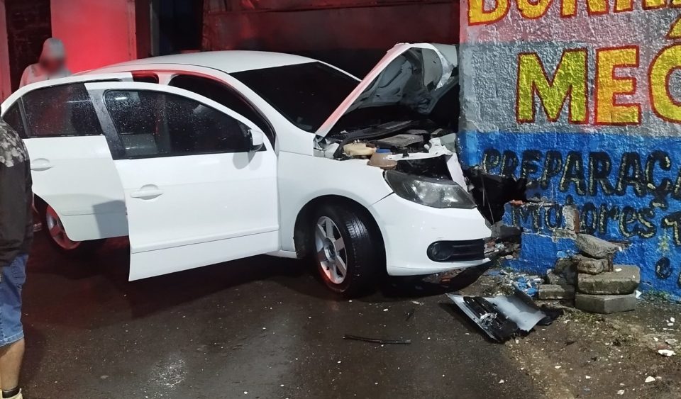 motorista-bate-carro-muro-oficina-2