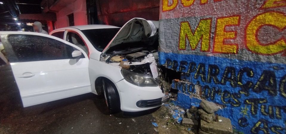 motorista-bate-carro-muro-oficina-4