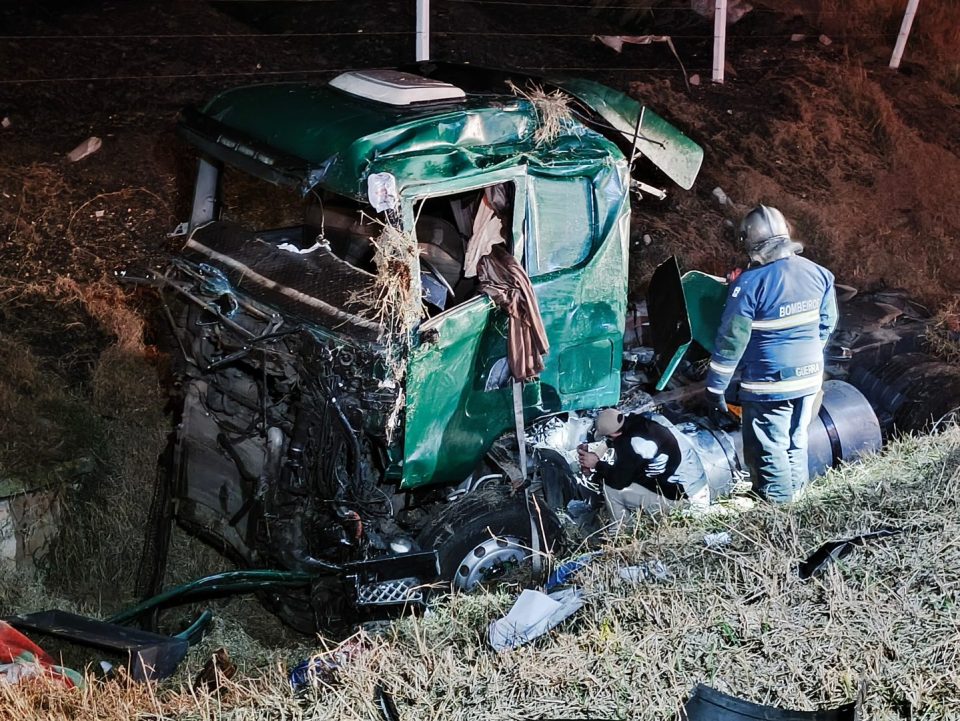Motorista é ejetado de caminhão após capotamento no Contorno Leste e sobrevive por 'milagre'