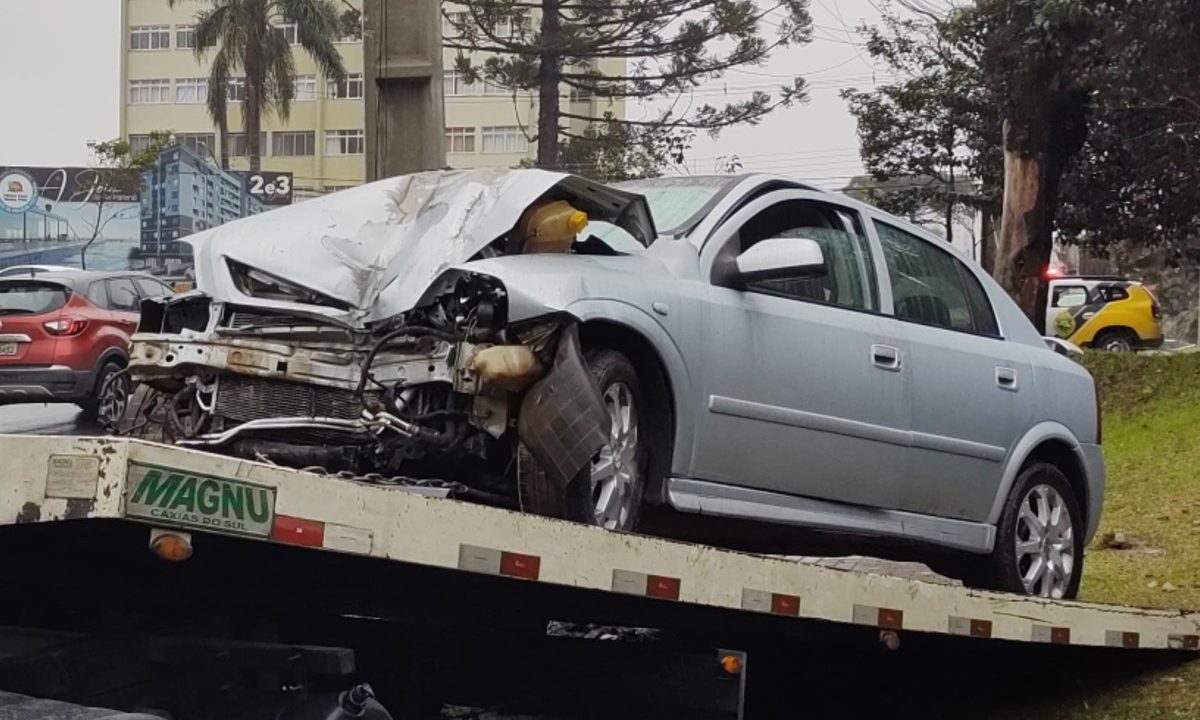 motorista-ferido-carro-bate-poste-santa-candida