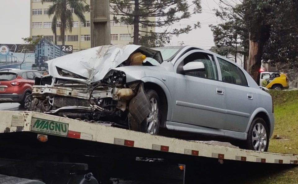motorista-ferido-carro-bate-poste-santa-candida