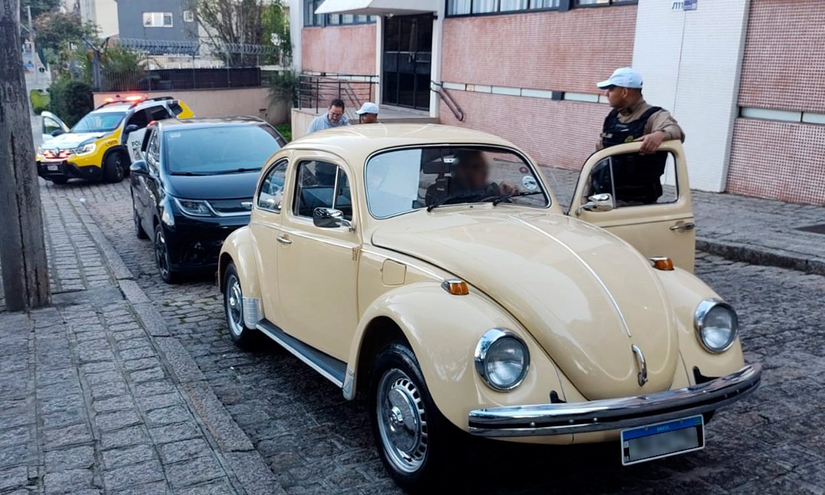 motorista-fusca-bebado-bate-byd-agua-verde