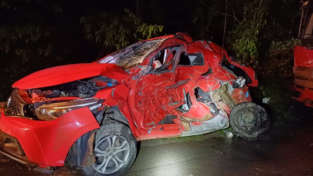 motorista-morre-carro-esmagado-caminhão-antonina