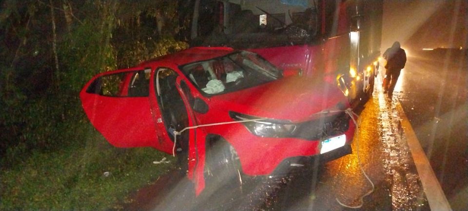 Motorista morre após perder controle da direção em curva e ter carro esmagado por caminhão na BR-116, em Antonina