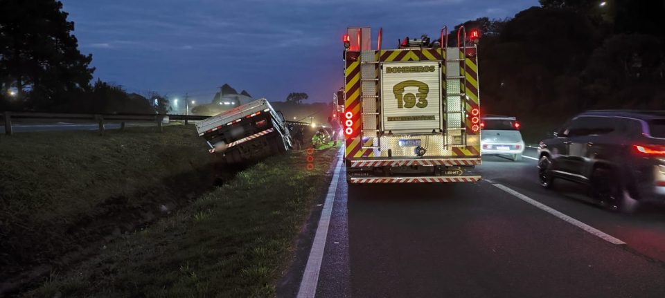 motorista-preso-ferragens-barranco-caminhão-br-277-2