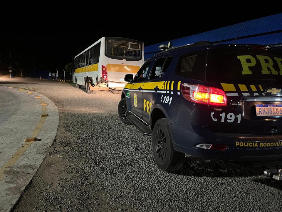 Caminhoneiro faz ultrapassagem proibida, atinge ônibus com trabalhadores e deixa 20 feridos na BR-376, no Paraná
