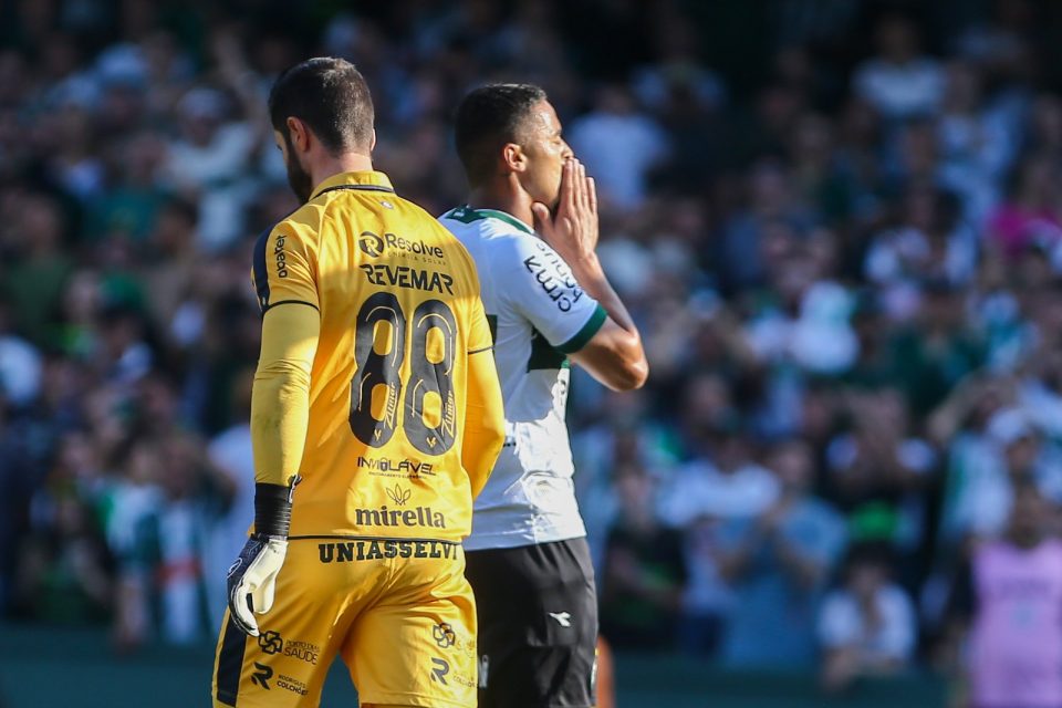 Dellatorre lamenta gol perdido em Coritiba x Remo