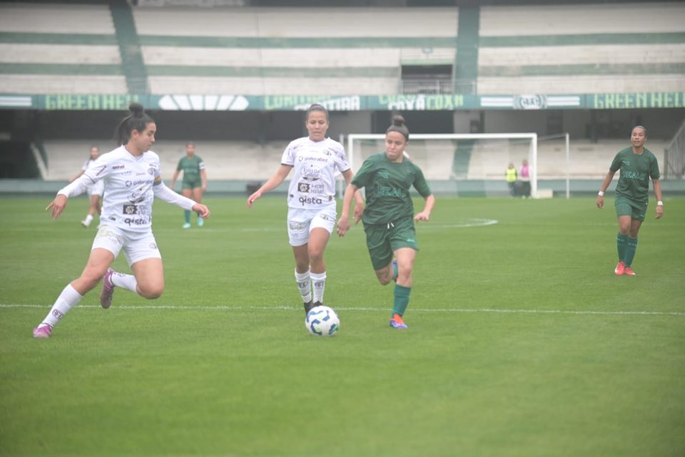 Lance de Coritiba x Ferroviária, pela Copa do Brasil feminina