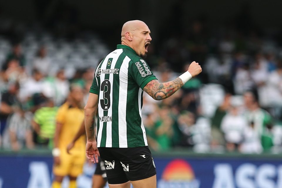 Maicon comemora gol pelo Coritiba