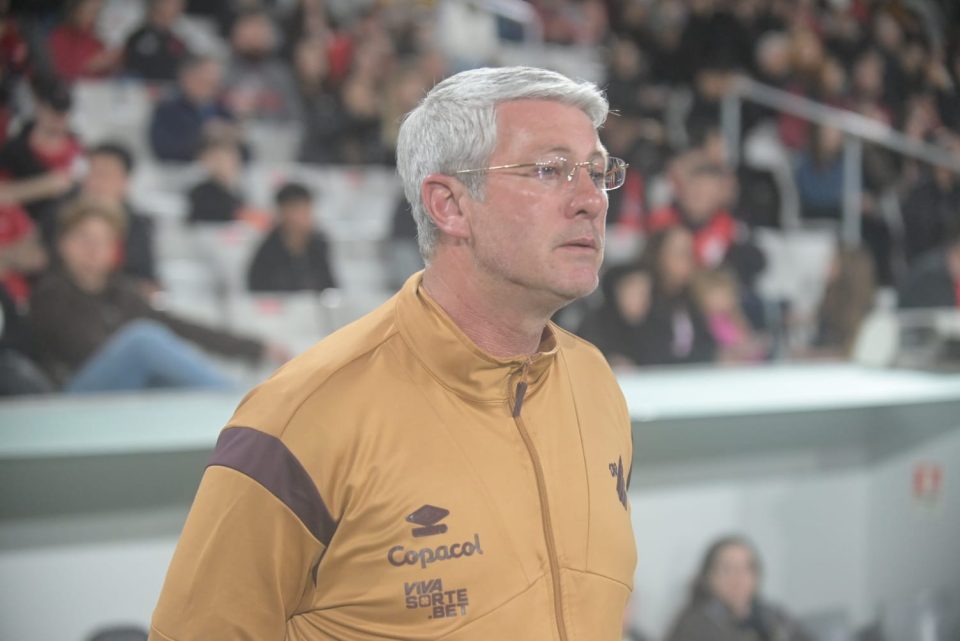 Odair Hellmann em Athletico x Novorizontino