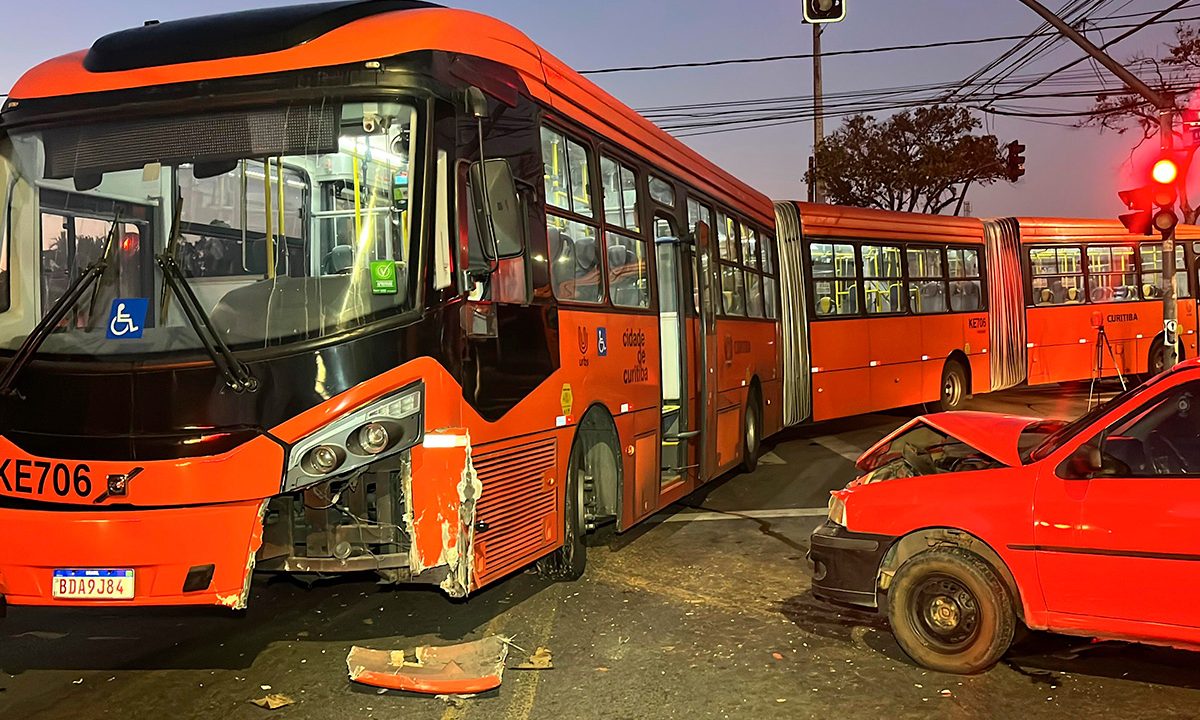 acidente-carro-biarticulado-cruzamento-cajuru-2