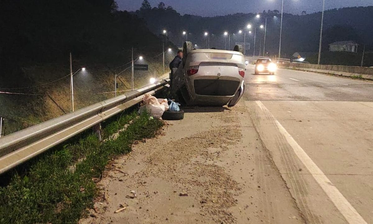 capota-carro-cinco-ocupantes-rodovia-dos-minerios-5