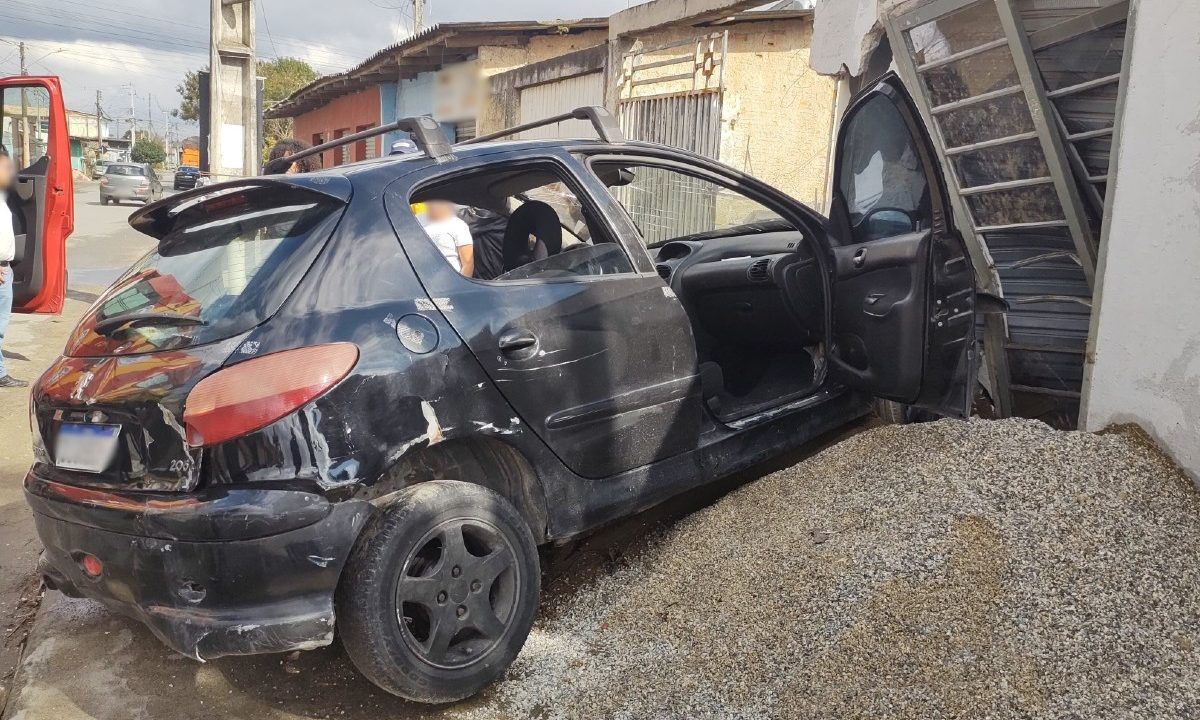 carro-bate-muro-colombo