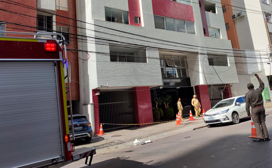 homem-cai-predio-centro-curitiba-sobrevive-1