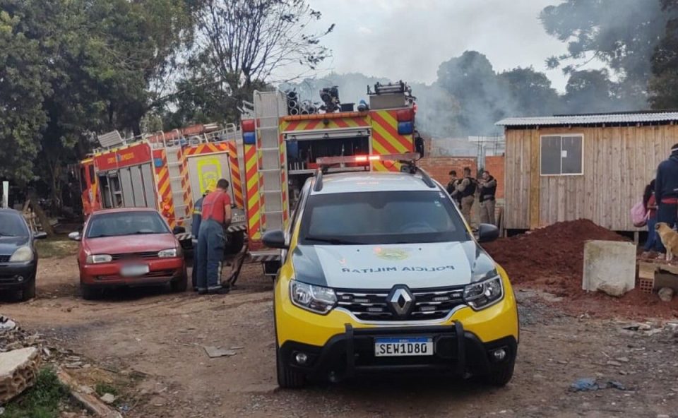 incendio-destroi-casa-cic