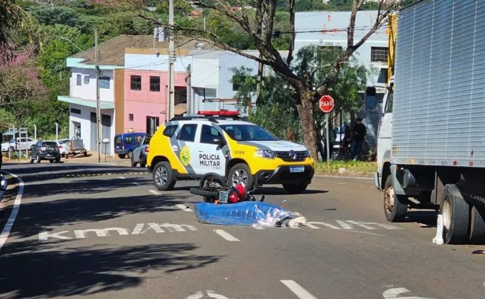 motociclista-bate-caminhão-estacionado-em-maringá-02