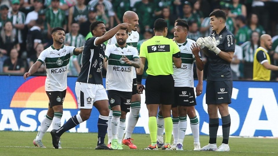tecnico-do-coritiba-e-dirigente-do-remo-detonam-arbitragem-foi-uma-piada