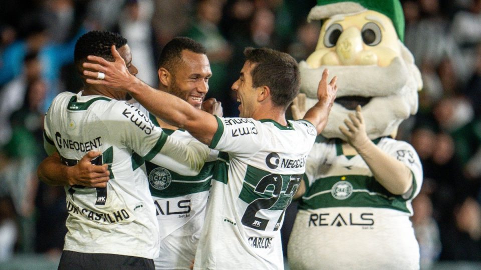 De Pena comemora gol do Coritiba com Gustavo Coutinho e Iury Castilho