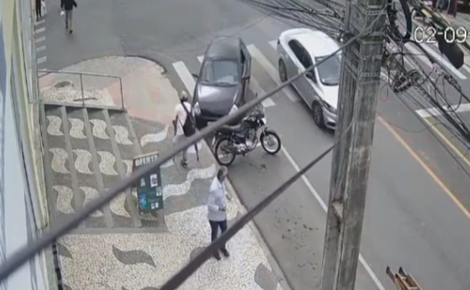 carro-atropela-pedestre-rmc-1