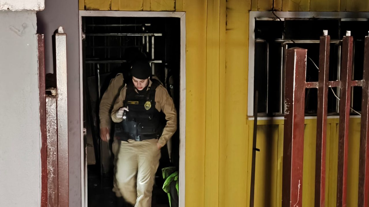 homem-morre-inalar-fumaça-vela-acesa-