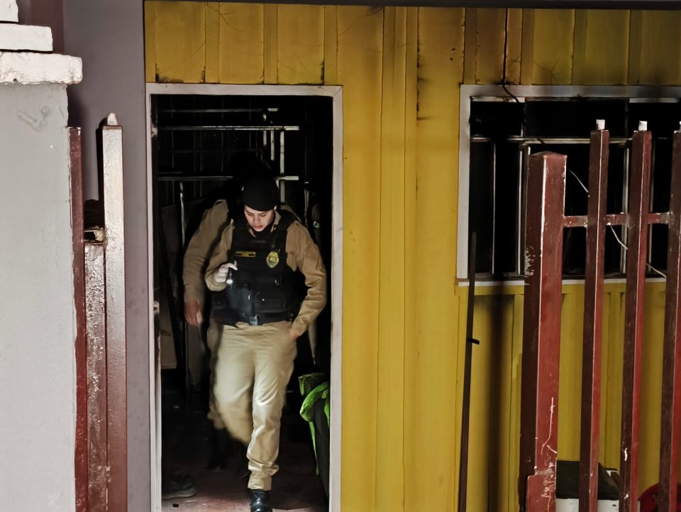 Homem morre após inalar fumaça de incêndio provocado por vela acesa em quarto, em Curitiba