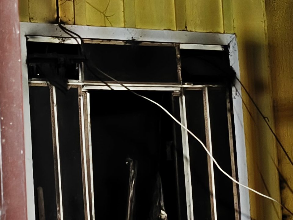 Homem morre após inalar fumaça de incêndio provocado por vela acesa em quarto, em Curitiba