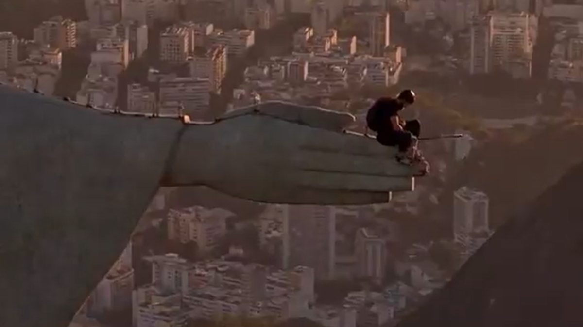 homem-salta-paraquedas-cristo-redentor