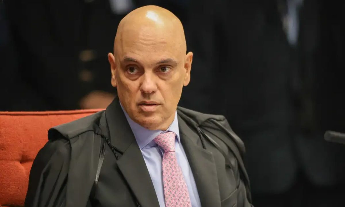 moraes-aponta-bolsonaro-lider-grupo-criminoso