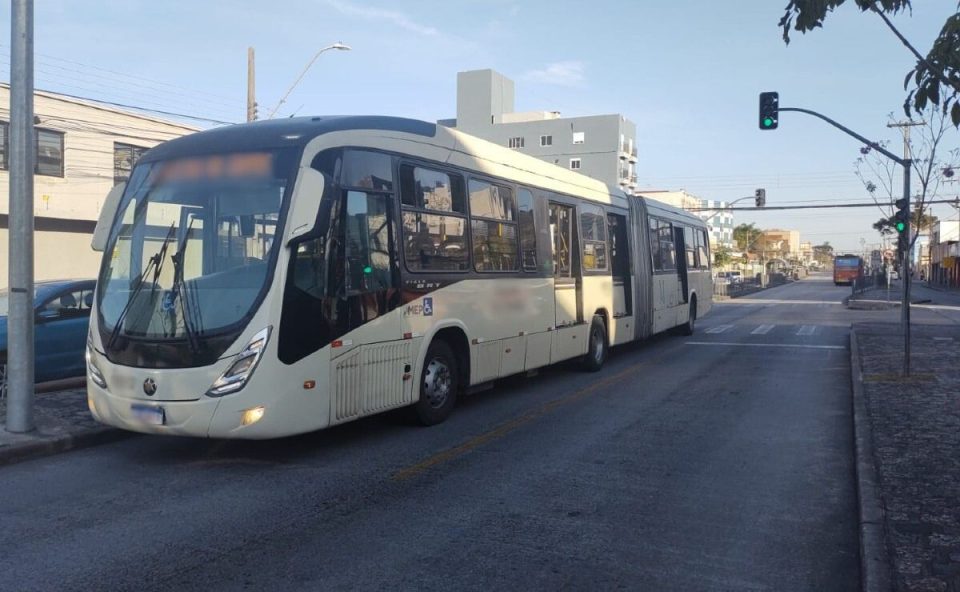 mulher-atropelada-onibus-curitiba