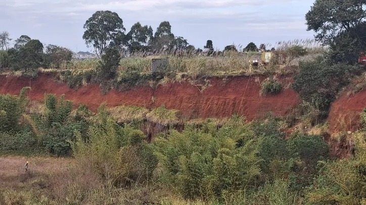 mulher-cai-barranco-carro-2