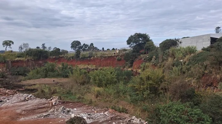mulher-cai-barranco-carro-3