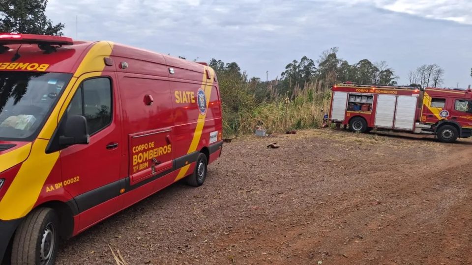 mulher-cai-barranco-carro