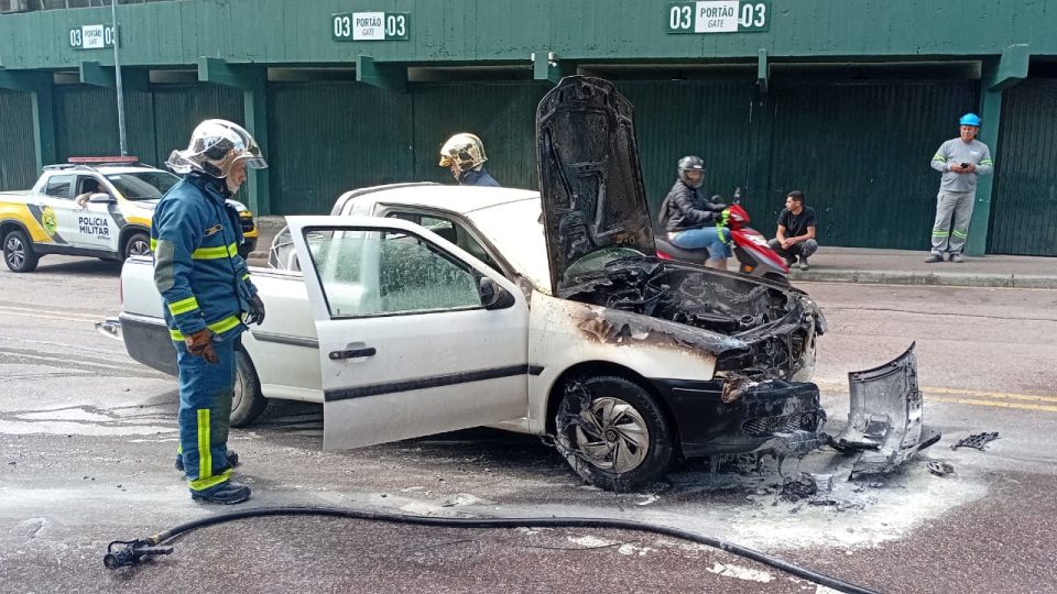 saveiro-carro-pega-fogo-couto-pereira-curitiba (2)