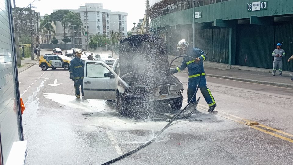 saveiro-carro-pega-fogo-couto-pereira-curitiba (3)