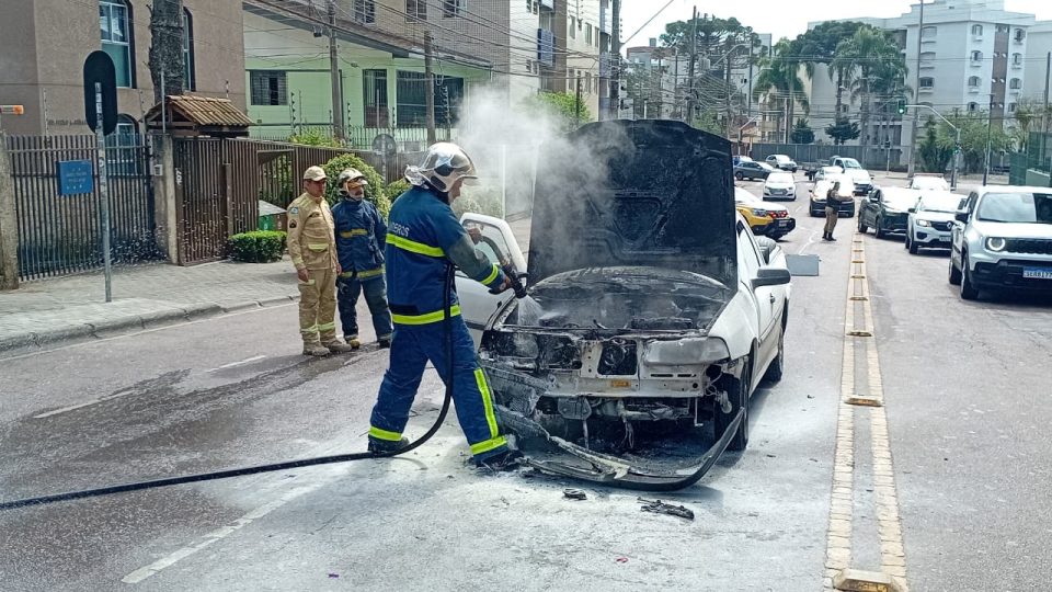 saveiro-carro-pega-fogo-couto-pereira-curitiba (4)