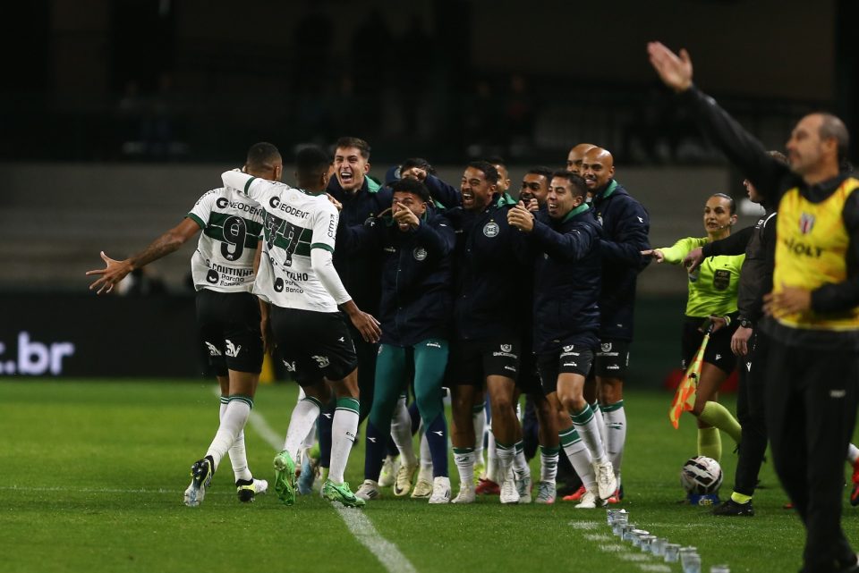 Jogadores do Coritiba comemoram gol na Série B