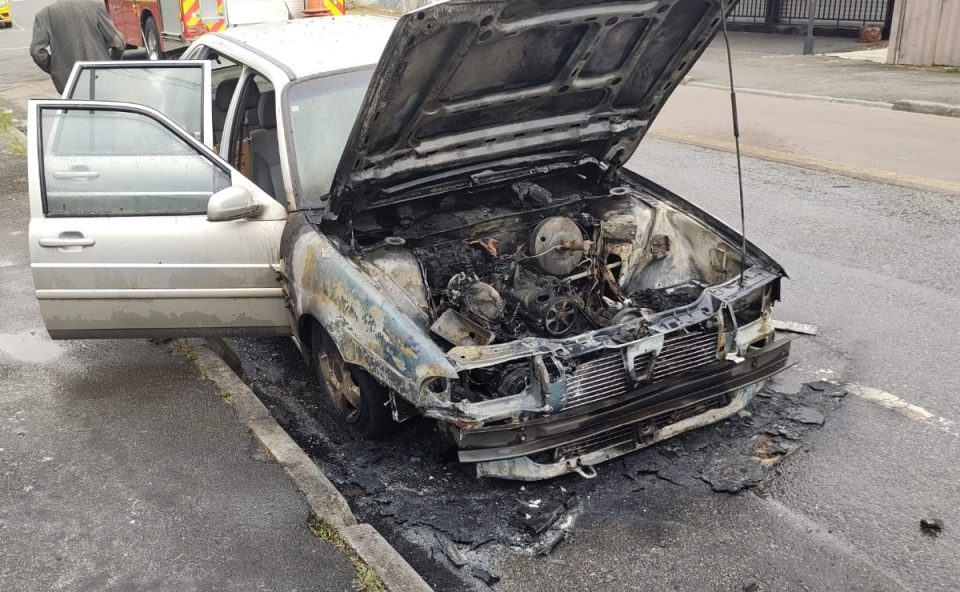 carro-destruido-fogo-curitiba-1