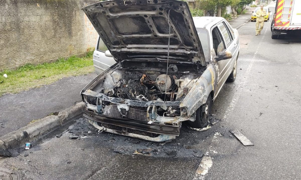 carro-destruido-fogo-curitiba
