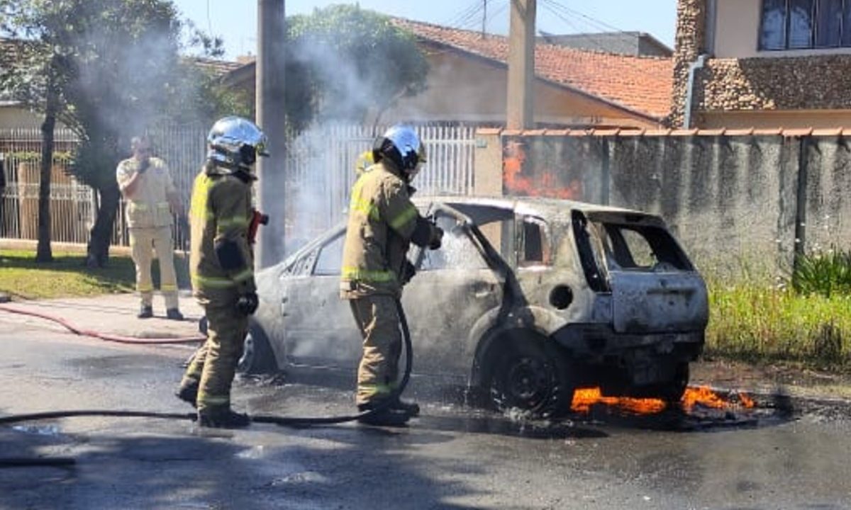 carro-pega-fogo-rua-curitiba