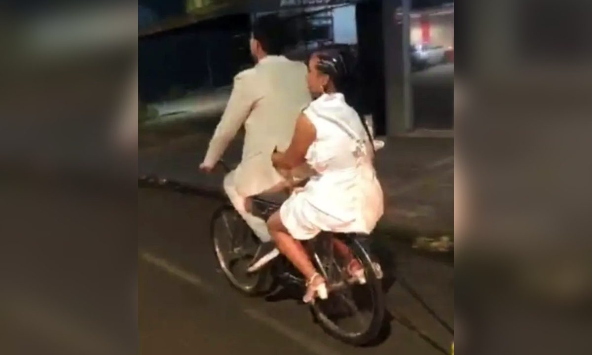 casal-bicicleta-igreja-casamento