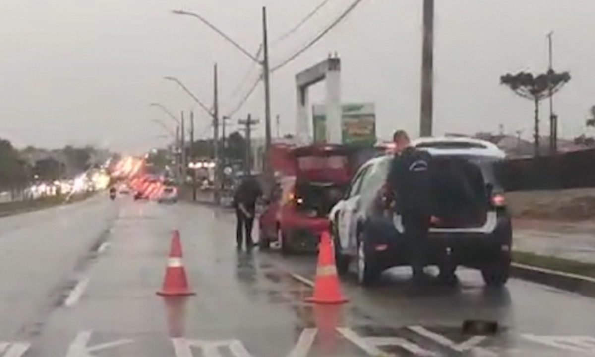 guardas-municipais-ajudam-idoso-trocar-pneu-carro-chuva-curitiba