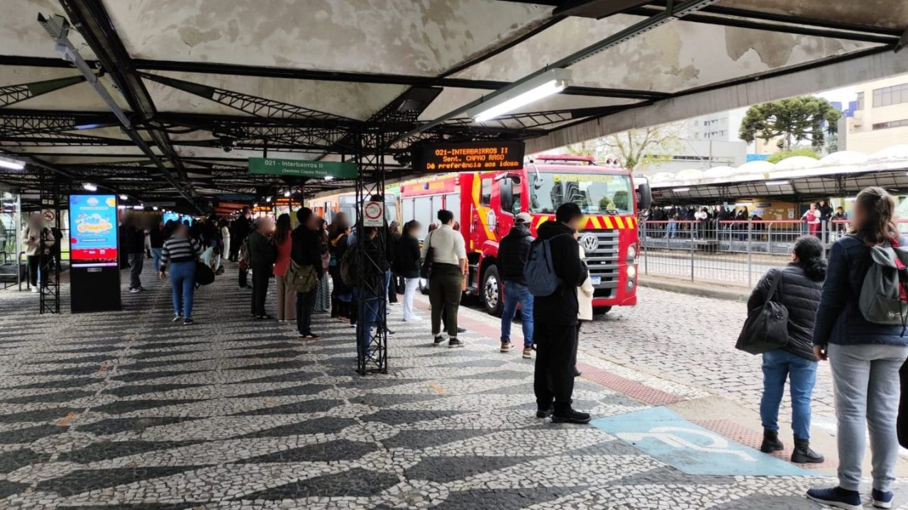 incendio-micro-onibus-terminal-curitiba