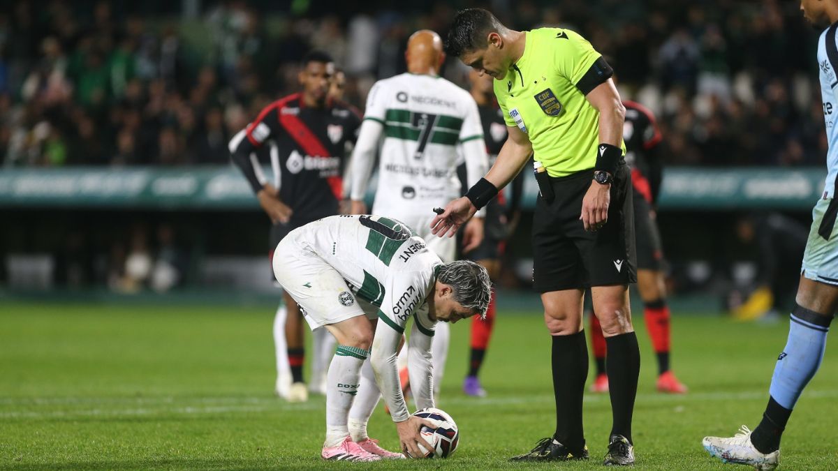 treinador-do-atletico-go-detona-jogador-do-coritiba-apos-derrota