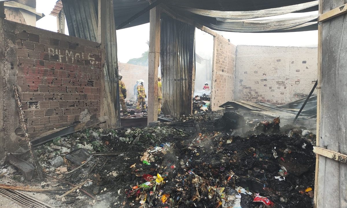 incendio-atinge-barracão-reciclaveis-casas-parolin